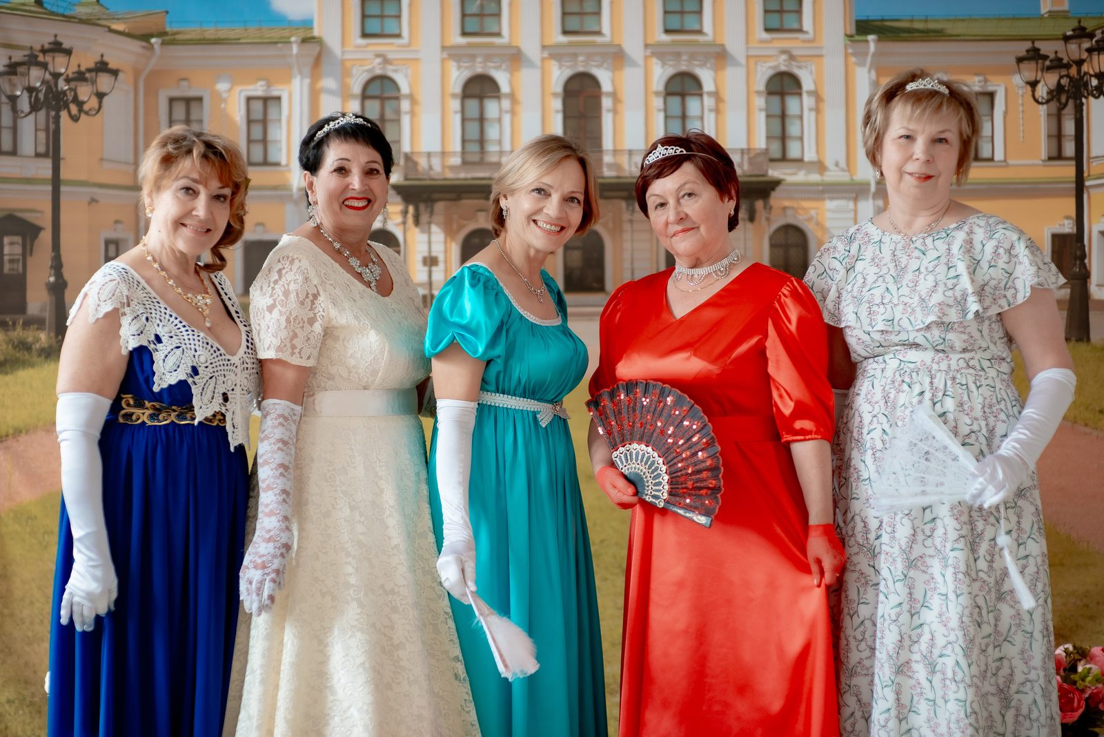 Гости в вечерних платьях